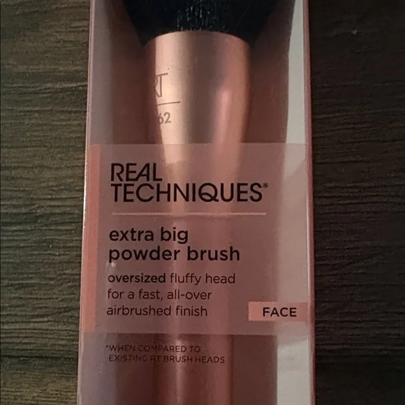 New - Real Techniques Oversized Powder Brush. - Picture 2 of 4
